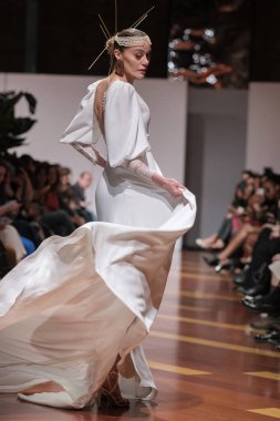 Madrid 'deki Santa Isabel Sarayı' nda Madrid Moda Haftası 'ndaki Atelier Couture gelin podyumu sırasında MANU GARCIA' in eserlerini sergiliyor. 26 Marzo, 2025 İspanya