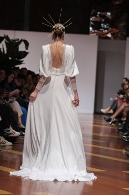 Madrid 'deki Santa Isabel Sarayı' nda Madrid Moda Haftası 'ndaki Atelier Couture gelin podyumu sırasında MANU GARCIA' in eserlerini sergiliyor. 26 Marzo, 2025 İspanya