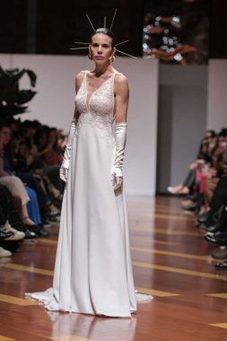 Madrid 'deki Santa Isabel Sarayı' nda Madrid Moda Haftası 'ndaki Atelier Couture gelin podyumu sırasında MANU GARCIA' in eserlerini sergiliyor. 26 Marzo, 2025 İspanya