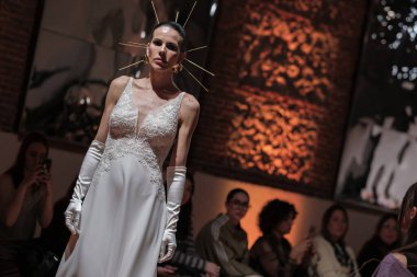 Madrid 'deki Santa Isabel Sarayı' nda Madrid Moda Haftası 'ndaki Atelier Couture gelin podyumu sırasında MANU GARCIA' in eserlerini sergiliyor. 26 Marzo, 2025 İspanya