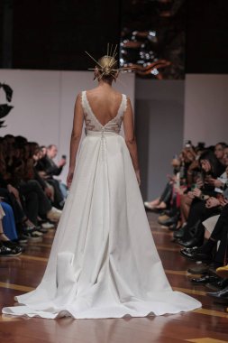 Madrid 'deki Santa Isabel Sarayı' nda Madrid Moda Haftası 'ndaki Atelier Couture gelin podyumu sırasında MANU GARCIA' in eserlerini sergiliyor. 26 Marzo, 2025 İspanya