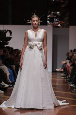 Madrid 'deki Santa Isabel Sarayı' nda Madrid Moda Haftası 'ndaki Atelier Couture gelin podyumu sırasında MANU GARCIA' in eserlerini sergiliyor. 26 Marzo, 2025 İspanya