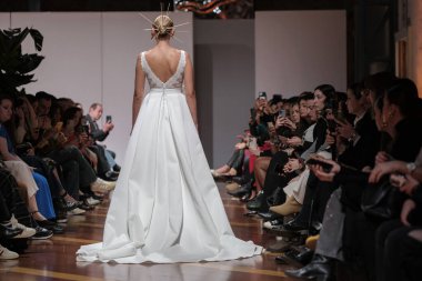 Madrid 'deki Santa Isabel Sarayı' nda Madrid Moda Haftası 'ndaki Atelier Couture gelin podyumu sırasında MANU GARCIA' in eserlerini sergiliyor. 26 Marzo, 2025 İspanya