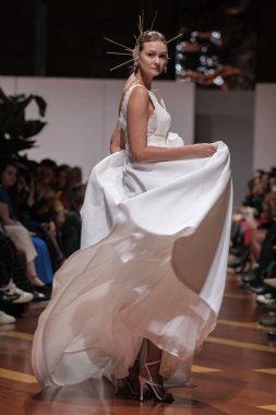 Madrid 'deki Santa Isabel Sarayı' nda Madrid Moda Haftası 'ndaki Atelier Couture gelin podyumu sırasında MANU GARCIA' in eserlerini sergiliyor. 26 Marzo, 2025 İspanya