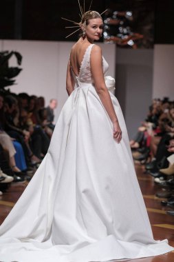 Madrid 'deki Santa Isabel Sarayı' nda Madrid Moda Haftası 'ndaki Atelier Couture gelin podyumu sırasında MANU GARCIA' in eserlerini sergiliyor. 26 Marzo, 2025 İspanya