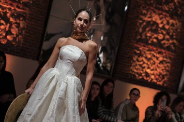 Madrid 'deki Santa Isabel Sarayı' nda Madrid Moda Haftası 'ndaki Atelier Couture gelin podyumu sırasında MANU GARCIA' in eserlerini sergiliyor. 26 Marzo, 2025 İspanya