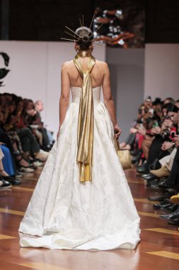 Madrid 'deki Santa Isabel Sarayı' nda Madrid Moda Haftası 'ndaki Atelier Couture gelin podyumu sırasında MANU GARCIA' in eserlerini sergiliyor. 26 Marzo, 2025 İspanya