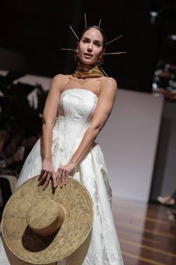 Madrid 'deki Santa Isabel Sarayı' nda Madrid Moda Haftası 'ndaki Atelier Couture gelin podyumu sırasında MANU GARCIA' in eserlerini sergiliyor. 26 Marzo, 2025 İspanya