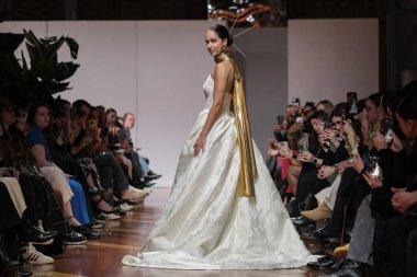 Madrid 'deki Santa Isabel Sarayı' nda Madrid Moda Haftası 'ndaki Atelier Couture gelin podyumu sırasında MANU GARCIA' in eserlerini sergiliyor. 26 Marzo, 2025 İspanya