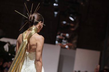 Madrid 'deki Santa Isabel Sarayı' nda Madrid Moda Haftası 'ndaki Atelier Couture gelin podyumu sırasında MANU GARCIA' in eserlerini sergiliyor. 26 Marzo, 2025 İspanya