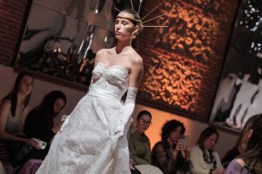 Madrid 'deki Santa Isabel Sarayı' nda Madrid Moda Haftası 'ndaki Atelier Couture gelin podyumu sırasında MANU GARCIA' in eserlerini sergiliyor. 26 Marzo, 2025 İspanya