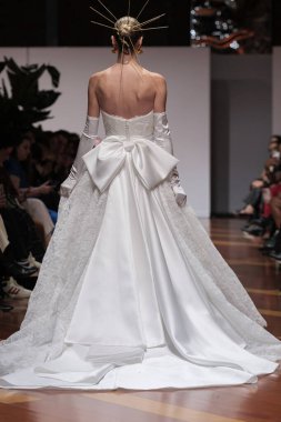 Madrid 'deki Santa Isabel Sarayı' nda Madrid Moda Haftası 'ndaki Atelier Couture gelin podyumu sırasında MANU GARCIA' in eserlerini sergiliyor. 26 Marzo, 2025 İspanya