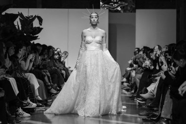 Madrid 'deki Santa Isabel Sarayı' nda Madrid Moda Haftası 'ndaki Atelier Couture gelin podyumu sırasında MANU GARCIA' in eserlerini sergiliyor. 26 Marzo, 2025 İspanya