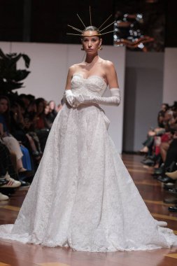 Madrid 'deki Santa Isabel Sarayı' nda Madrid Moda Haftası 'ndaki Atelier Couture gelin podyumu sırasında MANU GARCIA' in eserlerini sergiliyor. 26 Marzo, 2025 İspanya