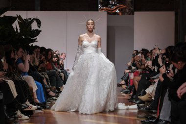 Madrid 'deki Santa Isabel Sarayı' nda Madrid Moda Haftası 'ndaki Atelier Couture gelin podyumu sırasında MANU GARCIA' in eserlerini sergiliyor. 26 Marzo, 2025 İspanya