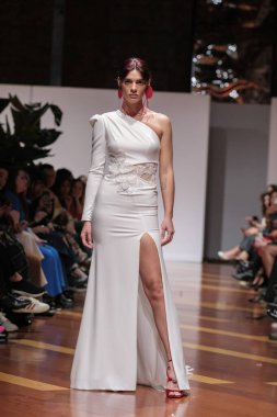 Madrid 'deki Santa Isabel Sarayı' nda Madrid Moda Haftası 'nda Atılier Couture gelin podyumunda VALERIO LUNAwhile tarafından yapılan modeller sergilenmektedir. 26 Marzo, 2025 İspanya