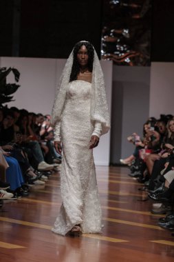 Madrid 'deki Santa Isabel Sarayı' nda Madrid Moda Haftası 'nda Atılier Couture gelin podyumunda VALERIO LUNAwhile tarafından yapılan modeller sergilenmektedir. 26 Marzo, 2025 İspanya