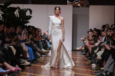 Madrid 'deki Santa Isabel Sarayı' nda Madrid Moda Haftası 'nda Atılier Couture gelin podyumunda VALERIO LUNAwhile tarafından yapılan modeller sergilenmektedir. 26 Marzo, 2025 İspanya