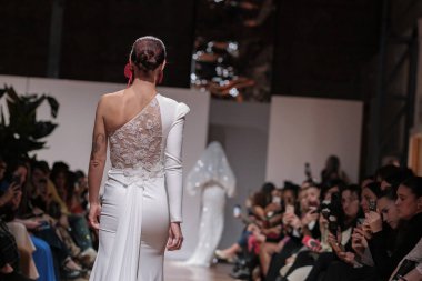 Madrid 'deki Santa Isabel Sarayı' nda Madrid Moda Haftası 'nda Atılier Couture gelin podyumunda VALERIO LUNAwhile tarafından yapılan modeller sergilenmektedir. 26 Marzo, 2025 İspanya