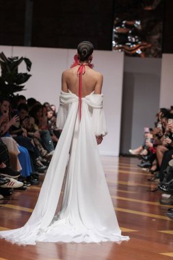 Madrid 'deki Santa Isabel Sarayı' nda Madrid Moda Haftası 'nda Atılier Couture gelin podyumunda VALERIO LUNAwhile tarafından yapılan modeller sergilenmektedir. 26 Marzo, 2025 İspanya