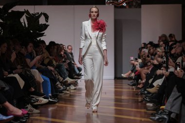 Madrid 'deki Santa Isabel Sarayı' nda Madrid Moda Haftası 'nda Atılier Couture gelin podyumunda VALERIO LUNAwhile tarafından yapılan modeller sergilenmektedir. 26 Marzo, 2025 İspanya