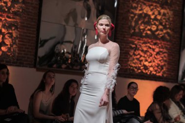 Madrid 'deki Santa Isabel Sarayı' nda Madrid Moda Haftası 'nda Atılier Couture gelin podyumunda VALERIO LUNAwhile tarafından yapılan modeller sergilenmektedir. 26 Marzo, 2025 İspanya