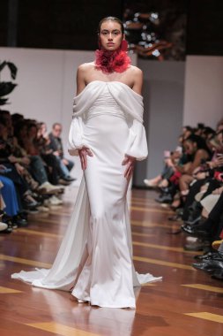 Madrid 'deki Santa Isabel Sarayı' nda Madrid Moda Haftası 'nda Atılier Couture gelin podyumunda VALERIO LUNAwhile tarafından yapılan modeller sergilenmektedir. 26 Marzo, 2025 İspanya