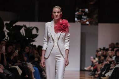 Madrid 'deki Santa Isabel Sarayı' nda Madrid Moda Haftası 'nda Atılier Couture gelin podyumunda VALERIO LUNAwhile tarafından yapılan modeller sergilenmektedir. 26 Marzo, 2025 İspanya