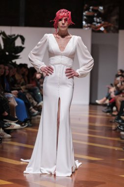 Madrid 'deki Santa Isabel Sarayı' nda Madrid Moda Haftası 'nda Atılier Couture gelin podyumunda VALERIO LUNAwhile tarafından yapılan modeller sergilenmektedir. 26 Marzo, 2025 İspanya