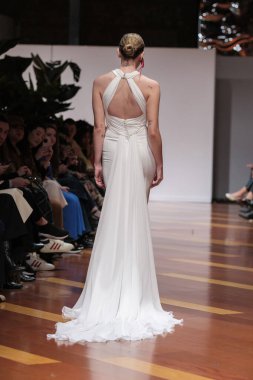 Madrid 'deki Santa Isabel Sarayı' nda Madrid Moda Haftası 'nda Atılier Couture gelin podyumunda VALERIO LUNAwhile tarafından yapılan modeller sergilenmektedir. 26 Marzo, 2025 İspanya