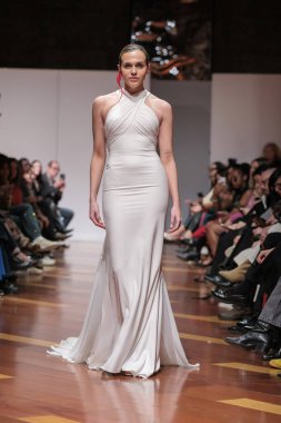 Madrid 'deki Santa Isabel Sarayı' nda Madrid Moda Haftası 'nda Atılier Couture gelin podyumunda VALERIO LUNAwhile tarafından yapılan modeller sergilenmektedir. 26 Marzo, 2025 İspanya