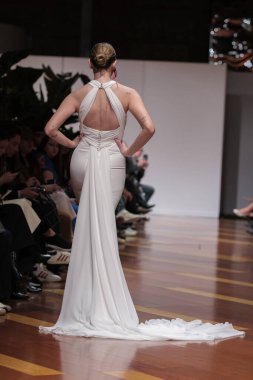 Madrid 'deki Santa Isabel Sarayı' nda Madrid Moda Haftası 'nda Atılier Couture gelin podyumunda VALERIO LUNAwhile tarafından yapılan modeller sergilenmektedir. 26 Marzo, 2025 İspanya