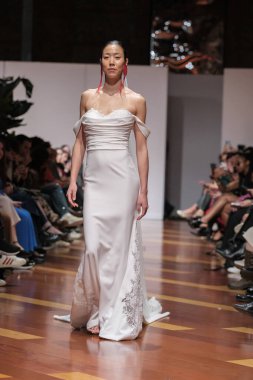 Madrid 'deki Santa Isabel Sarayı' nda Madrid Moda Haftası 'nda Atılier Couture gelin podyumunda VALERIO LUNAwhile tarafından yapılan modeller sergilenmektedir. 26 Marzo, 2025 İspanya