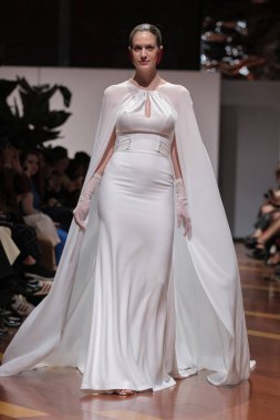 Madrid 'deki Santa Isabel Sarayı' nda Madrid Moda Haftası 'nda Atılier Couture gelin podyumunda VALERIO LUNAwhile tarafından yapılan modeller sergilenmektedir. 26 Marzo, 2025 İspanya