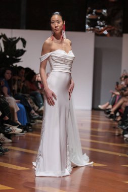 Madrid 'deki Santa Isabel Sarayı' nda Madrid Moda Haftası 'nda Atılier Couture gelin podyumunda VALERIO LUNAwhile tarafından yapılan modeller sergilenmektedir. 26 Marzo, 2025 İspanya