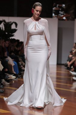 Madrid 'deki Santa Isabel Sarayı' nda Madrid Moda Haftası 'nda Atılier Couture gelin podyumunda VALERIO LUNAwhile tarafından yapılan modeller sergilenmektedir. 26 Marzo, 2025 İspanya