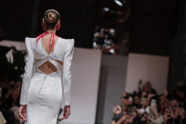 Madrid 'deki Santa Isabel Sarayı' nda Madrid Moda Haftası 'nda Atılier Couture gelin podyumunda VALERIO LUNAwhile tarafından yapılan modeller sergilenmektedir. 26 Marzo, 2025 İspanya