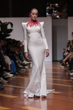 Madrid 'deki Santa Isabel Sarayı' nda Madrid Moda Haftası 'nda Atılier Couture gelin podyumunda VALERIO LUNAwhile tarafından yapılan modeller sergilenmektedir. 26 Marzo, 2025 İspanya