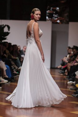 Madrid 'deki Santa Isabel Sarayı' nda Madrid Moda Haftası 'nda Atılier Couture gelin podyumunda VALERIO LUNAwhile tarafından yapılan modeller sergilenmektedir. 26 Marzo, 2025 İspanya