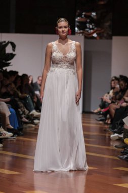 Madrid 'deki Santa Isabel Sarayı' nda Madrid Moda Haftası 'nda Atılier Couture gelin podyumunda VALERIO LUNAwhile tarafından yapılan modeller sergilenmektedir. 26 Marzo, 2025 İspanya