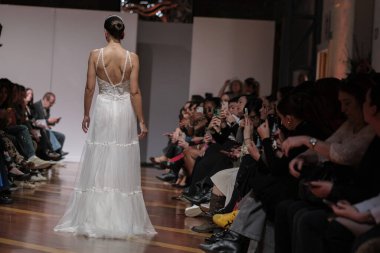 Madrid 'deki Santa Isabel Sarayı' nda Madrid Moda Haftası 'nda Atılier Couture gelin podyumunda VALERIO LUNAwhile tarafından yapılan modeller sergilenmektedir. 26 Marzo, 2025 İspanya
