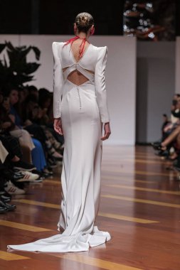 Madrid 'deki Santa Isabel Sarayı' nda Madrid Moda Haftası 'nda Atılier Couture gelin podyumunda VALERIO LUNAwhile tarafından yapılan modeller sergilenmektedir. 26 Marzo, 2025 İspanya