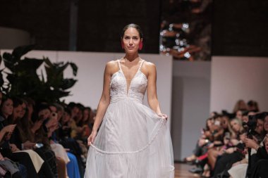 Madrid 'deki Santa Isabel Sarayı' nda Madrid Moda Haftası 'nda Atılier Couture gelin podyumunda VALERIO LUNAwhile tarafından yapılan modeller sergilenmektedir. 26 Marzo, 2025 İspanya