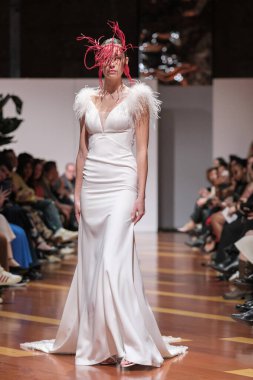 Madrid 'deki Santa Isabel Sarayı' nda Madrid Moda Haftası 'nda Atılier Couture gelin podyumunda VALERIO LUNAwhile tarafından yapılan modeller sergilenmektedir. 26 Marzo, 2025 İspanya