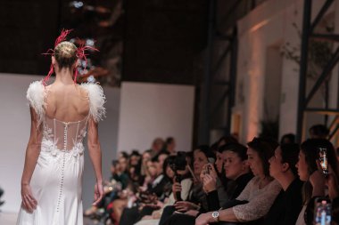 Madrid 'deki Santa Isabel Sarayı' nda Madrid Moda Haftası 'nda Atılier Couture gelin podyumunda VALERIO LUNAwhile tarafından yapılan modeller sergilenmektedir. 26 Marzo, 2025 İspanya