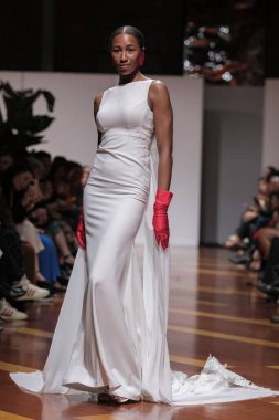 Madrid 'deki Santa Isabel Sarayı' nda Madrid Moda Haftası 'nda Atılier Couture gelin podyumunda VALERIO LUNAwhile tarafından yapılan modeller sergilenmektedir. 26 Marzo, 2025 İspanya