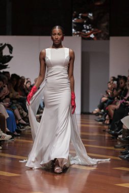 Madrid 'deki Santa Isabel Sarayı' nda Madrid Moda Haftası 'nda Atılier Couture gelin podyumunda VALERIO LUNAwhile tarafından yapılan modeller sergilenmektedir. 26 Marzo, 2025 İspanya