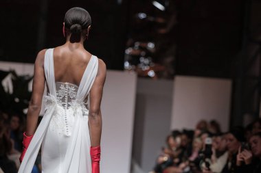 Madrid 'deki Santa Isabel Sarayı' nda Madrid Moda Haftası 'nda Atılier Couture gelin podyumunda VALERIO LUNAwhile tarafından yapılan modeller sergilenmektedir. 26 Marzo, 2025 İspanya