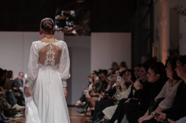 Madrid 'deki Santa Isabel Sarayı' nda Madrid Moda Haftası 'nda Atılier Couture gelin podyumunda VALERIO LUNAwhile tarafından yapılan modeller sergilenmektedir. 26 Marzo, 2025 İspanya