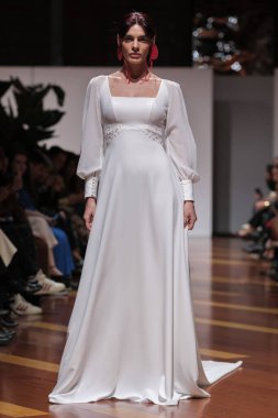 Madrid 'deki Santa Isabel Sarayı' nda Madrid Moda Haftası 'nda Atılier Couture gelin podyumunda VALERIO LUNAwhile tarafından yapılan modeller sergilenmektedir. 26 Marzo, 2025 İspanya